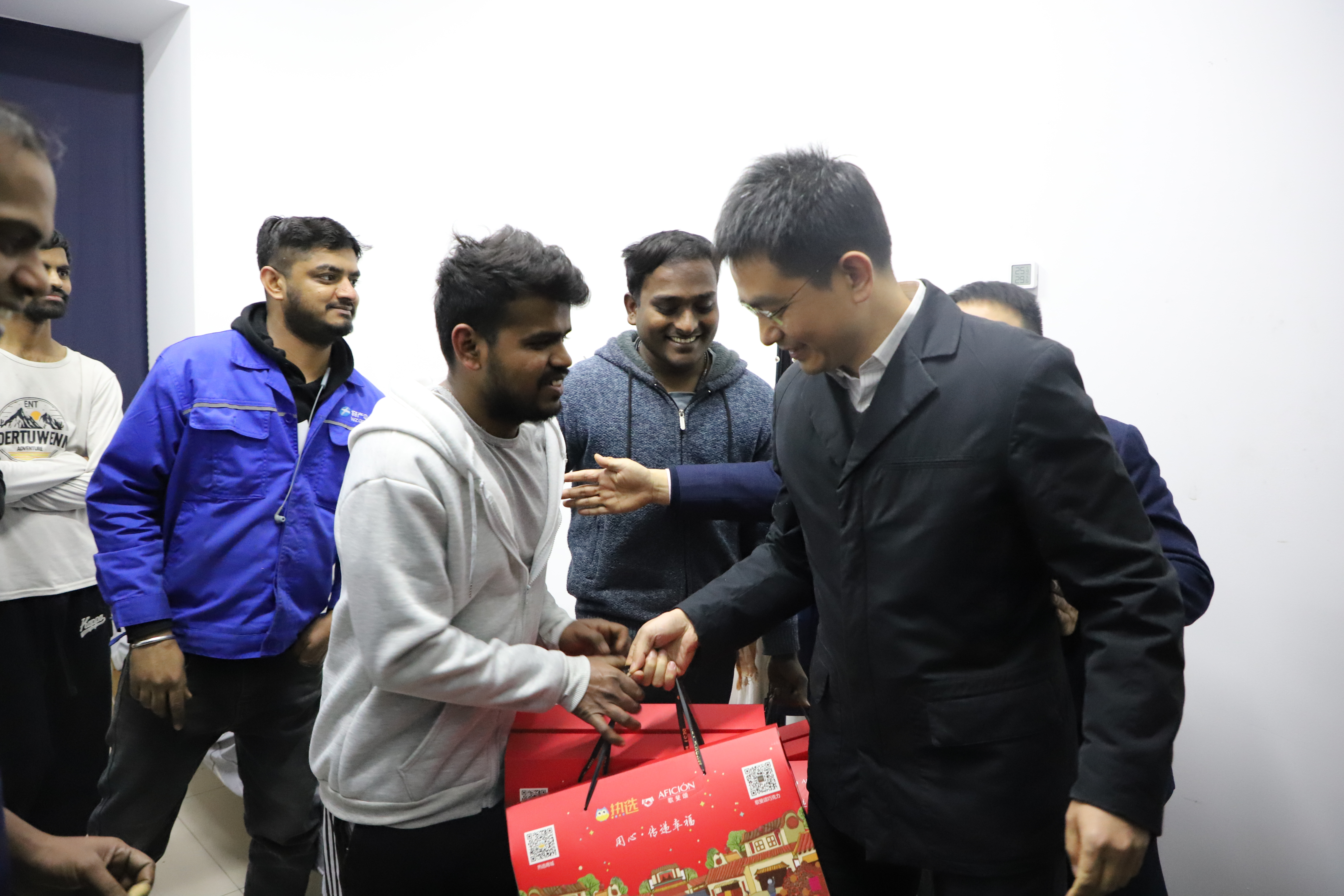 中大实业集团董事长朱清波、元通线缆公司董事长杨兆文 一行到特缆公司开展“春节送温暖”活动